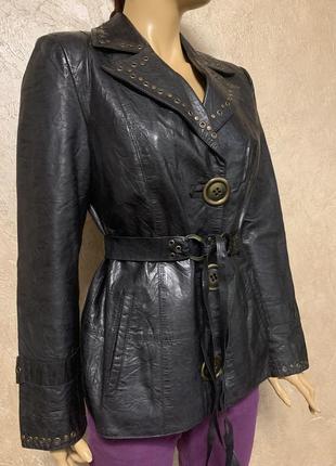 Женская кожаная куртка оригинального дизайна. размер м