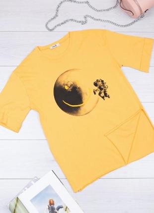Стильная желтая футболка с рисунком принтом оверсайз