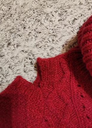 Теплий бордовий светр із високим горлом і відкритими плечима4 фото