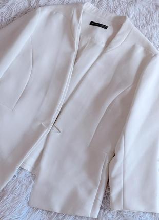Базовый белый пиджак atmosphere