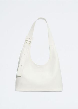 Белая, вместительная сумка через плечо calvin klein archive hardware buckle shoulder bag &lt;unk&gt; calvin klein оригинал1 фото