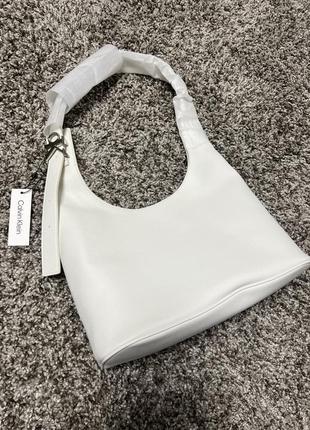 Белая, вместительная сумка через плечо calvin klein archive hardware buckle shoulder bag &lt;unk&gt; calvin klein оригинал3 фото