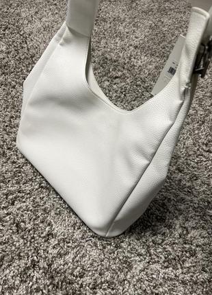 Белая, вместительная сумка через плечо calvin klein archive hardware buckle shoulder bag &lt;unk&gt; calvin klein оригинал7 фото