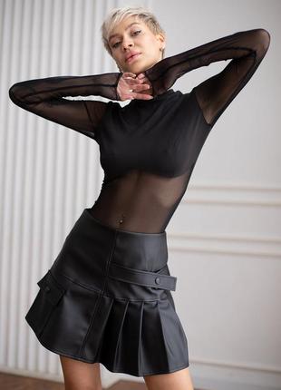 Короткая юбка из экокожа мини юбка черного цвета со складками5 фото