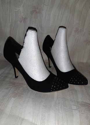 Черные туфли лодочки под замш на каблуке носочек в мелких заклепках