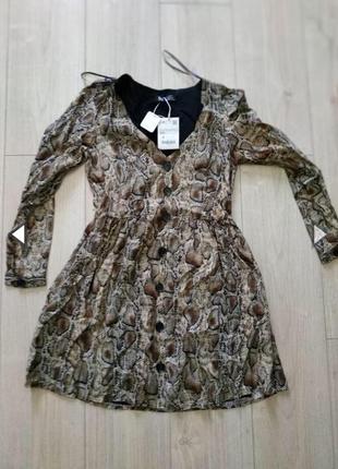 Платье в змеиный принт zara