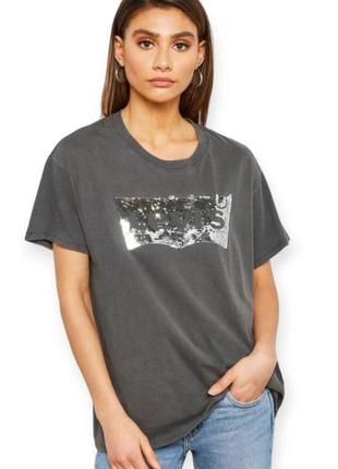 Оверсайз футболка с логотипом с пайэтками от levis .
}