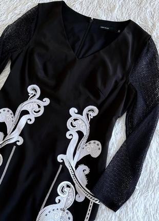 Стильное черное платье karen millen с белым орнаментом  состояние:идеальное  размер:12-10 дополнительные замеры с радостью отвечу в личные сообщения5 фото