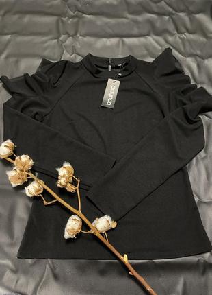Блуза з відкритими плечиками чорного кольору від бренду boohoo