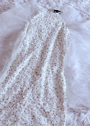 Оригинальное белое платье prettylittlething цветочный принт с рукавами из органзы7 фото