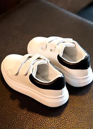 Детские белые кроссовки на ребенка двух липучках с чёрным задником на белой подошве3 фото
