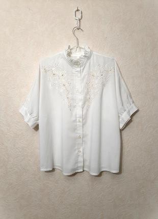 Нарядная белая блуза машинная вышивка короткие рукава на манжетах женская на застёжке пуговицы2 фото
