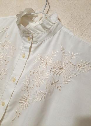 Нарядная белая блуза машинная вышивка короткие рукава на манжетах женская на застёжке пуговицы6 фото
