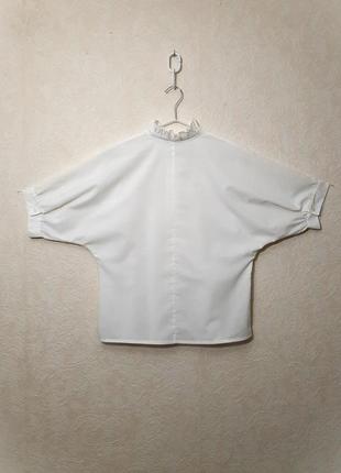 Нарядная белая блуза машинная вышивка короткие рукава на манжетах женская на застёжке пуговицы8 фото