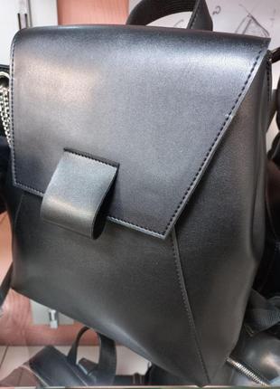 Стильный современный большой рюкзак женский мокко качественный вместительное отделение на молнии под клапаном10 фото