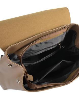 Стильный современный большой рюкзак женский мокко качественный вместительное отделение на молнии под клапаном4 фото