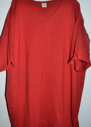 Базовая женская красная футболка бренда нема  для пышной девушки3 фото