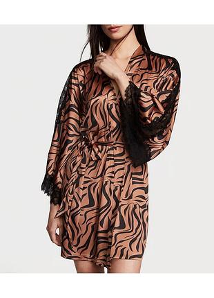 Сатиновый халат luxe satin lace inset robe zebra victoria’s secret