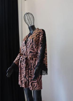 Сатиновий халат luxe satin lace inset robe zebra victoria’s secret4 фото