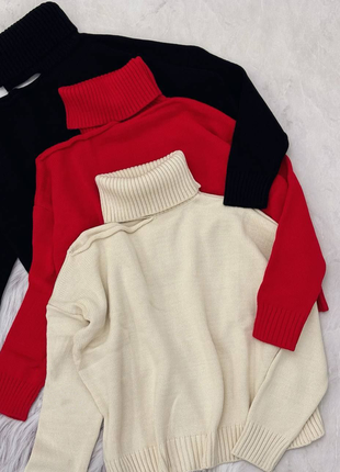 Привнесите нежность в ваш гардероб: молочный свитер с разрезом на плече6 фото