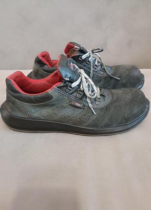 Рабочие ботинки с металлической защитой на носке