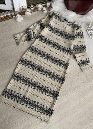 Тепленькое платье в красивый принт