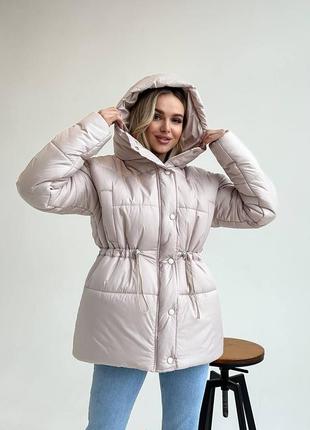 Курточка в стиле оверсайз, на кулиске с помощью которой регулируем объем, два удобных кармана в верхней части.