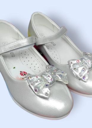 Красиві святкові туфлі для дівчинки з бантиком під плаття срібло