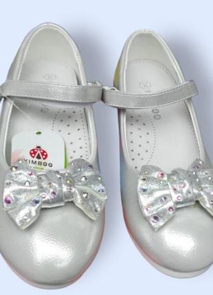 Красиві святкові туфлі для дівчинки з бантиком під плаття срібло7 фото