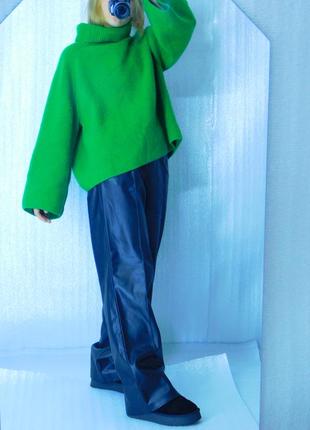 Трендовий шерстяний светр з високим коміром та широкими рукавами.