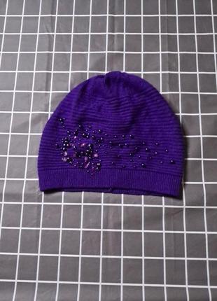 Стильная фиолетовая шапка с жемчужинами