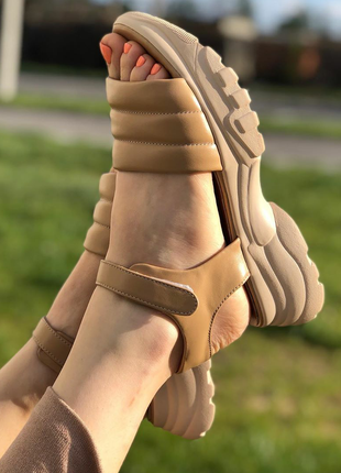 Шикарные  кожаные сандалии из бежевой карамельной кожи на спортивной бежевой подошве