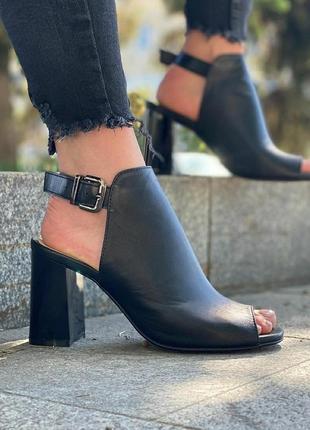 Босоножки кожаные черные на среднем каблуке 8,5см