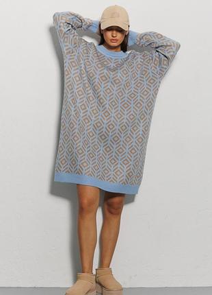 Теплое вязаное платье arjen голубое с бежевым узором8 фото