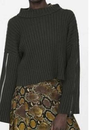 Стильний вкороченний светр з застібками на рукавах