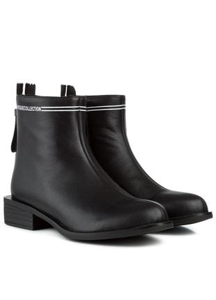 Ботинки женские кожаные черные на низком квадратном каблуке 1306б