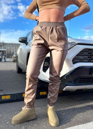 Стильные трендовые женские теплые брюки-джоггеры из экокожи на флисе "spenser" +большие размеры7 фото