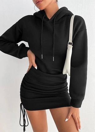Платье мини теплое приталенного силуета с капюшоном рукав спущенный длинный с манжетом юбка по бокам на кулиске ткань трехнить на флисе