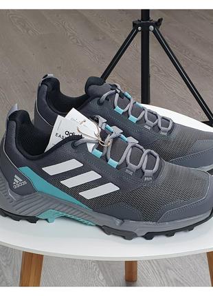 Новая пара кроссовок adidas