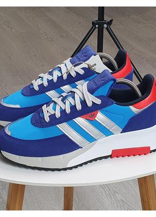 Новая пара кроссовок adidas