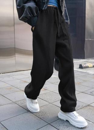 Джоггеры на флисе свободного кроя на высокой посадке брюки на резинках стильные базовые со стрелками спортивные черные серые5 фото