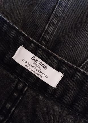 Чёрная джинсовая юбка трапеция bershka с высокой посадкой5 фото