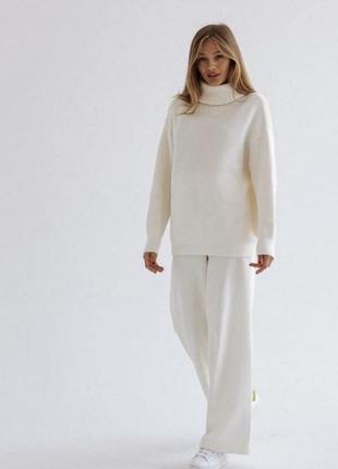 Оверсайз светр з високою горловиною