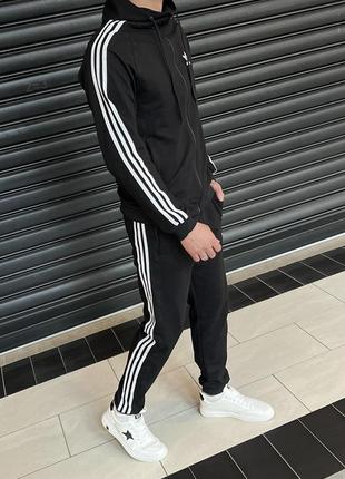 Костюм adidas.