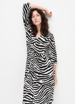 Стильное платье-миди reserved из жатой ткани в принт зебра.2 фото