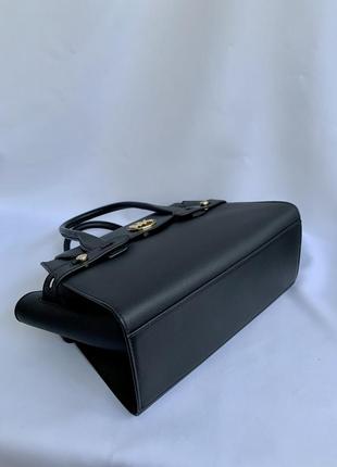Черная кожаная сумка carmen medium black satchel michael kors5 фото