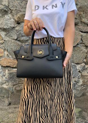 Черная кожаная сумка carmen medium black satchel michael kors