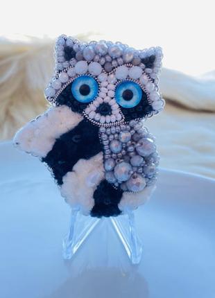 Брошь из бисера енот