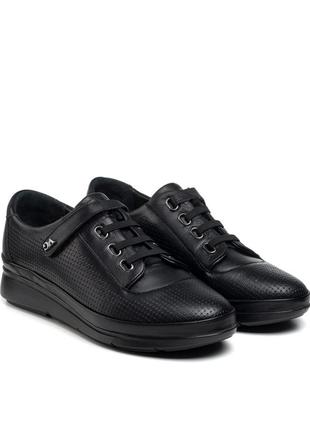 Туфли закрытые кожаные в дырочки на черных шнуровках 978тz