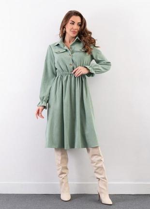 Зеленое вельветовое платье-рубашка с длинными рукавами3 фото